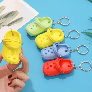 30 adet Karışık Renkler 3D Mini 7.5 cm EVA Plaj Delik Küçük Croc Ayakkabı çanta anahtarlığı Aksesuarları Anahtarlık Araba Çanta Anahtarlık Takılar